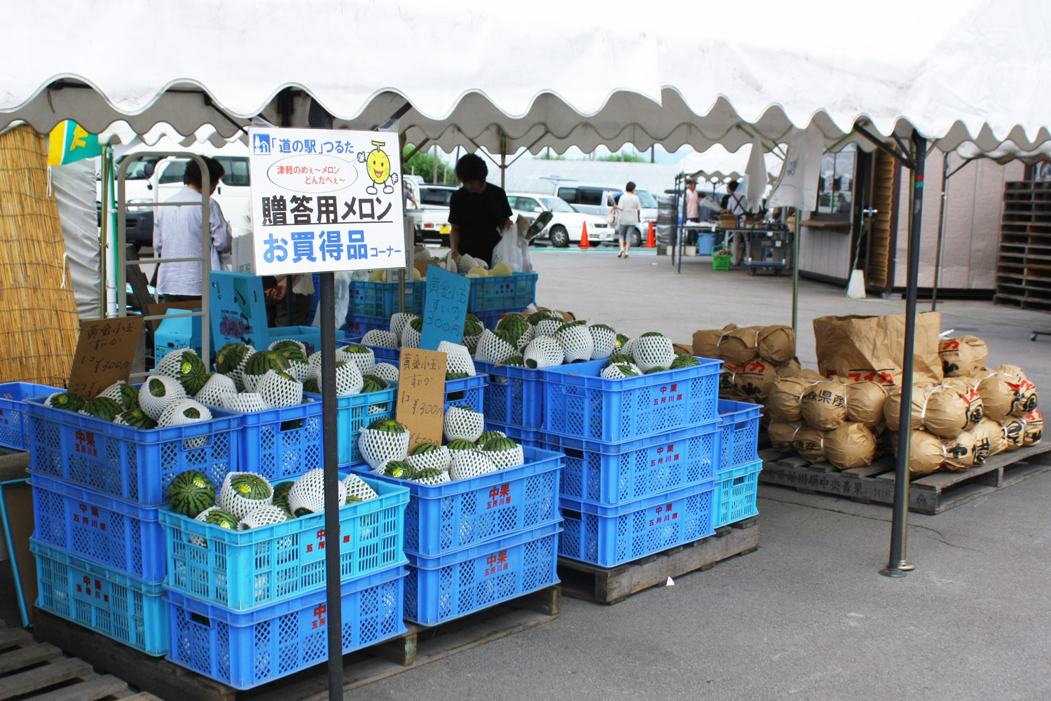 當中販賣著鶴田町內的新鮮現摘農產品
